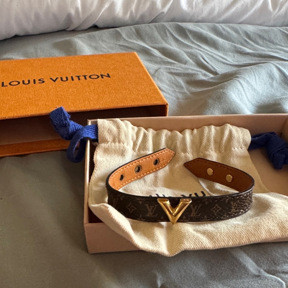 Louis Vuitton Essential V Bracelet 17 AUTHENTIC